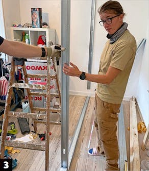 Byg selv walk-in closet: Skær de lodrette skinner til i længden Byg selv walk-in closet: Skær de lodrette skinner til i længden